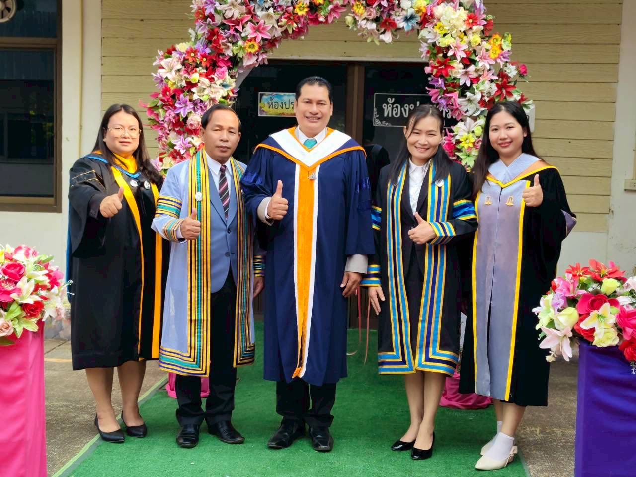 วันที่ 27 มีนาคม 2569 กองการศึกษาเทศบาลตำบลบ้านม่วง นำโดยนายวีระศักดิ์ ศรีถาพร นายกเทศมนตรีตำบลบ้านม่วง คณะผู้บริหาร สมาชิกสภาเทศบาล ปลัดเทศบาล รองปลัด และหัวหน้าส่วนราชการ จัดพิธีมอบวุฒิบัตรบัณฑิตน้อย ให้แก่ผู้สำเร็จการศึกษาระดับประถมวัย ของศูนย์พัฒนาเด็กเล็ก เทศบาลบาลตำบลบ้านม่วง ประจำปีการศึกษา 2568