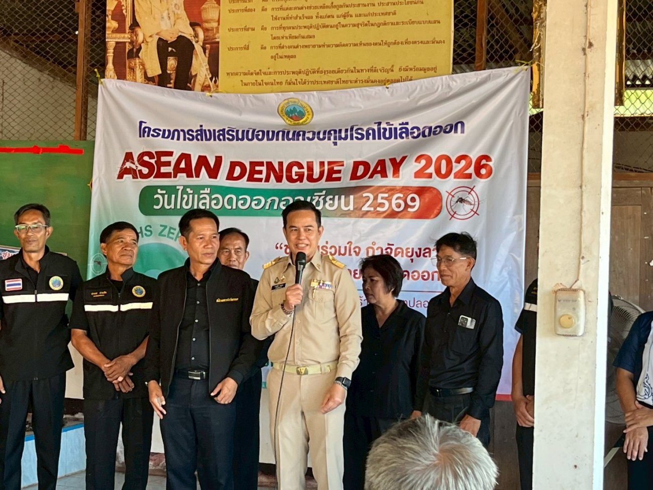 กองสาธารณสุขและสิ่งแวดล้อม ร่วมกับผู้นำชุมชน และอสม.  ออกพ่นหมอกควัน และกำจัดแหล่งเพาะพันธุ์ลูกน้ำยุงลาย ทั้ง 5 ชุมชน ในเขตเทศบาลตำบลบ้านม่วง ตามโครงการรณรงค์ส่งเสริมป้องกันและควบคุมโรคไข้เลือดออก เทศบาลตำบลบ้านม่วง ประจำปีงบประมาณ 2569 ระหว่างวันที่ 15 - 19 มิถุนายน 2569