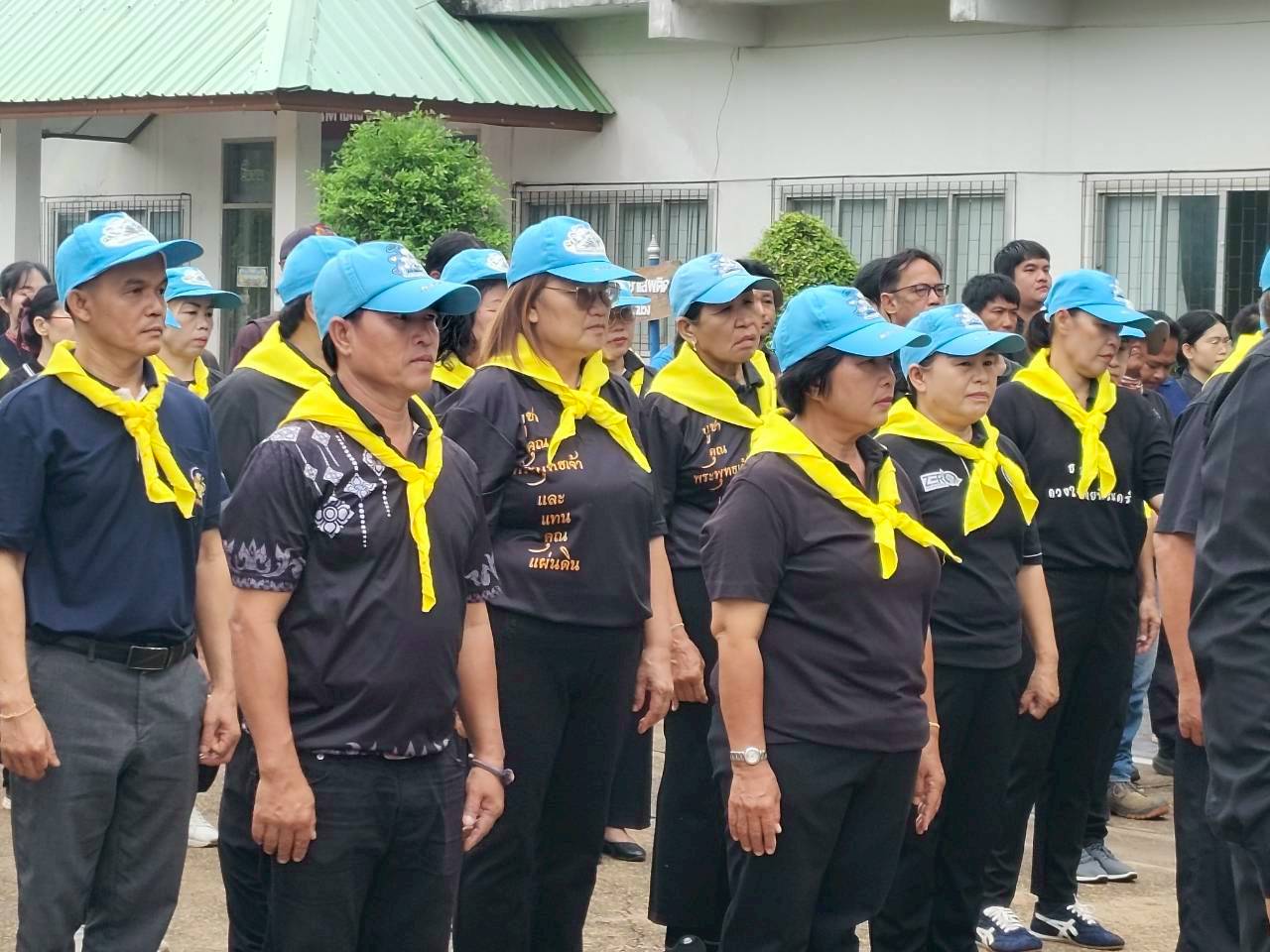 เทศบาลตำบลบ้านม่วง จัดโครงการจิตอาสาพัฒนา เฉลิมพระเกียรติพระบาทสมเด็จพระเจ้าอยู่หัว เนื่องในโอกาสวันเฉลิมพระชนมพรรษา 28 กรกฎาคม 2569 นำโดยนายวีระศักดิ์ ศรีถาพร นายกเทศมนตรีตำบลบ้านม่วง คณะผู้บริหาร สมาชิกสภาเทศบาล ปลัดเทศบาล หัวหน้าส่วนราชการ และพนักงานเทศบาล ร่วมกับการไฟฟ้าส่วนภูมิภาค สาขาบ้านม่วง หัวหน้าส่วนราชการ ทุกส่วนราชการ สภ.บ้านม่วง ผู้นำชุมชน และจิตอาสาพระราชทาน เข้าร่วมกิจกรรม โดยมีนายปัณณวิชญ์ กุลตังคะวณิชย์ นายอำเภอบ้านม่วง เป็นประธานในพิธี