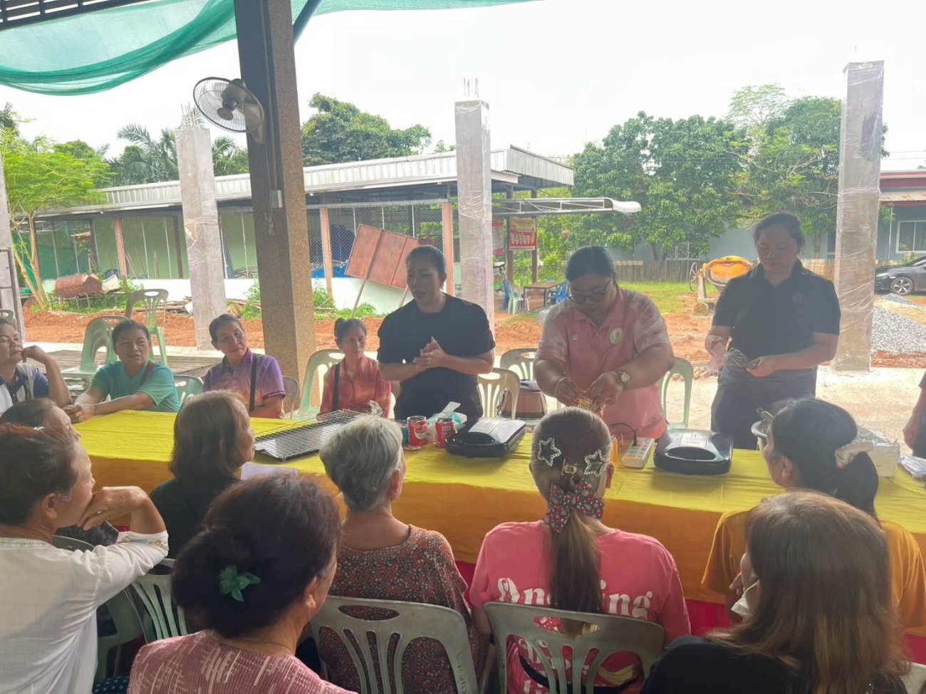 งานพัฒนาชุมชนฯ จัดโครงการรฝึกอบรมกลุ่มอาชีพ ประจำปี 2569 ณ ศาลาประชาคมทั้ง 5 ชุมชน ในเขตเทศบาลตำบลบ้านม่วง โดยมีวัตถุประสงค์เพื่อส่งเสริมทักษะ สร้างอาชีพ สร้างรายได้ และพัฒนาคุณภาพชีวิตให้ผู้สูงวัยสามารถพึ่งพาตนเองได้