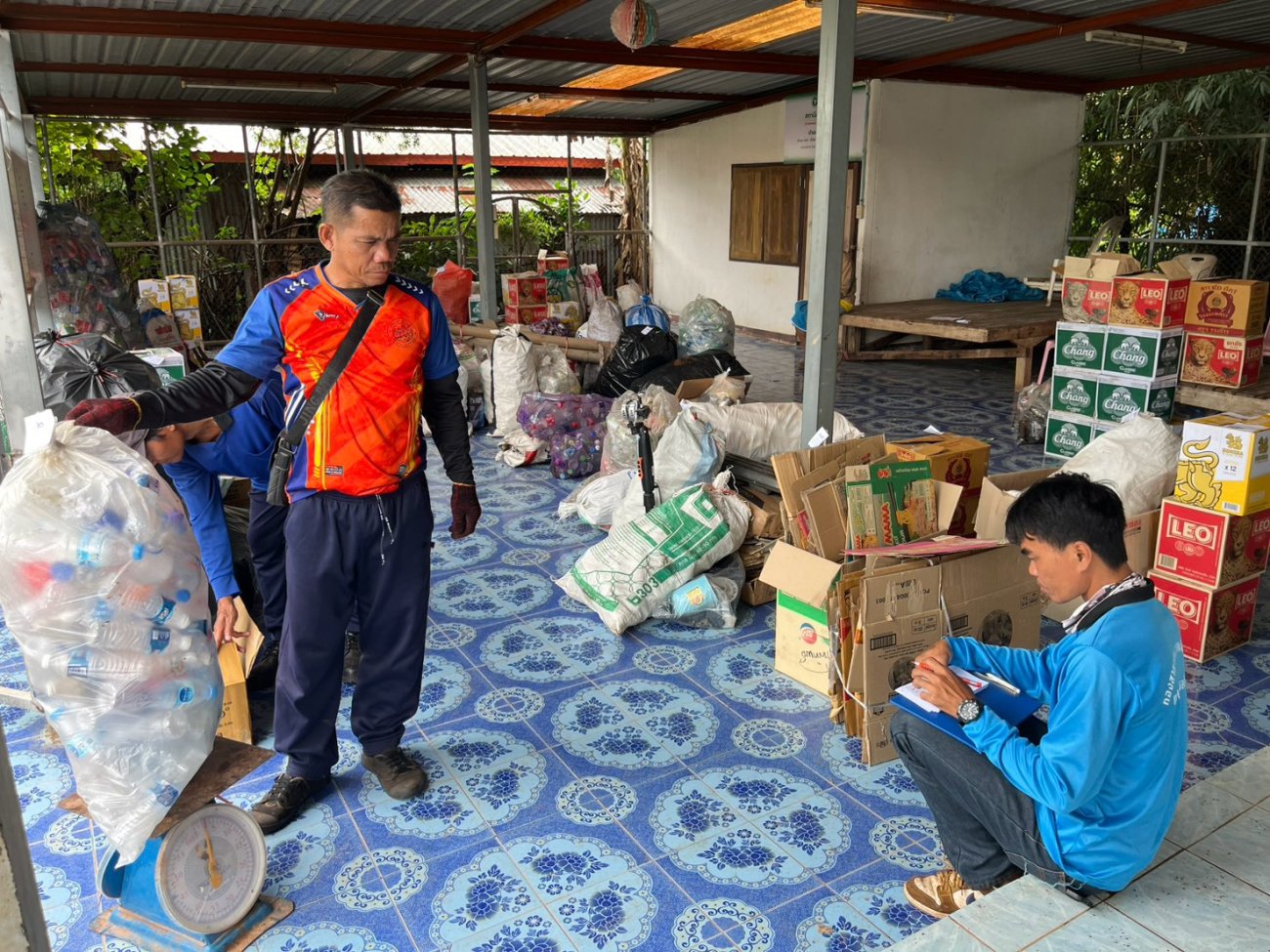 กองสาธารณสุขและสิ่งแวดล้อม เทศบาลตำบลบ้านม่วง ร่วมกับคณะกรรมการธนาคารขยะรีไซเคิล รับซื้อขยะประจำเดือน กันยายน 2569 ในระหว่างวันที่ 14 - 18 กันยายน 2569 เวลา 08.30 – 12.00 น. ณ บริเวณศาลาประชาคมประจำหมู่บ้าน ทุกหมู่บ้านในเขตเทศบาลตำบลบ้านม่วง