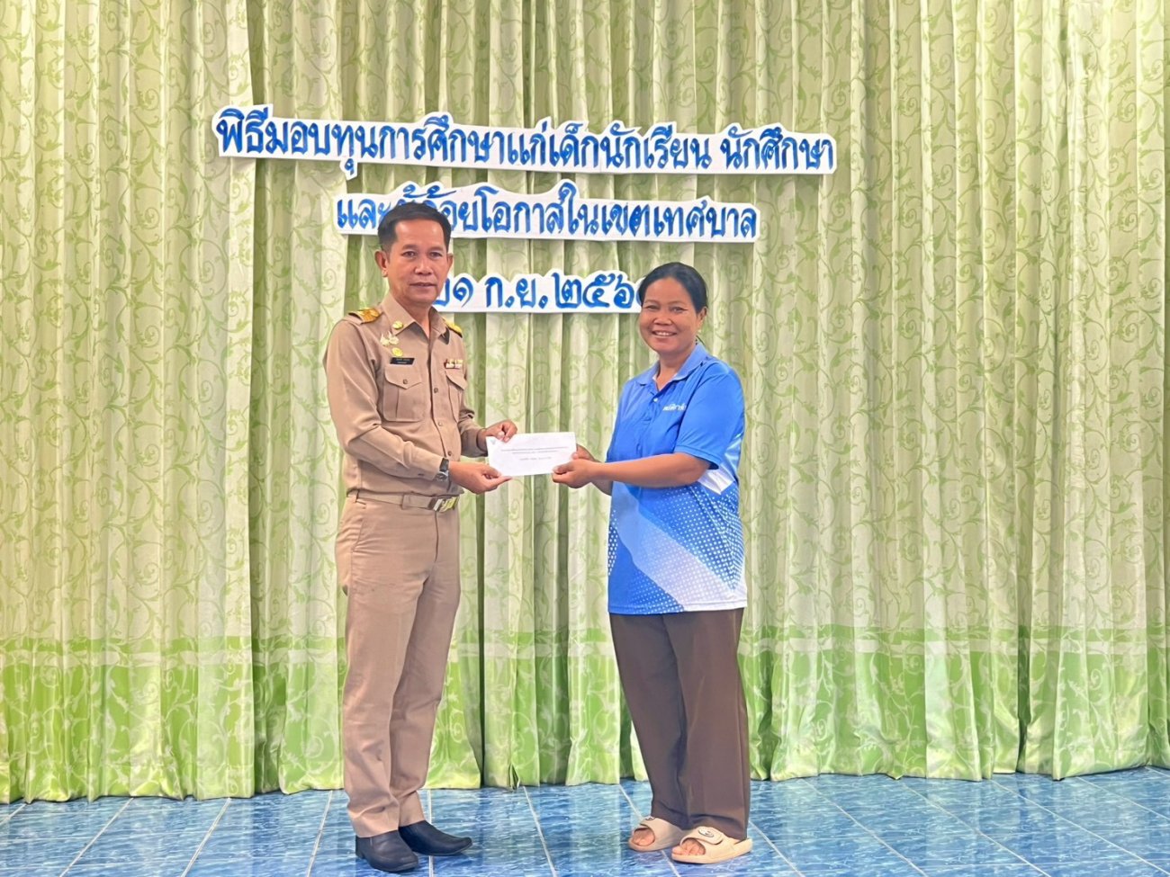 วันที่ 21 กันยายน 2569 นายวีระศักดิ์ ศรีถาพร นายกเทศมนตรีตำบลบ้านม่วง พร้อมด้วย คณะผู้บริหาร สมาชิกสภาเทศบาล และหัวหน้าส่วนราชการร่วมเป็นเกียรติมอบทุนการศึกษาแก่เด็กนักเรียน นักศึกษา และผู้ด้อยโอกาสในเขตเทศบาลตำบลบ้านม่วง ประจำปีงบประมาณ พ.ศ. 2569